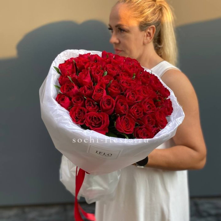 51 роза мадам ред в нежном оформлении с доставкой в Ханты-Мансийске