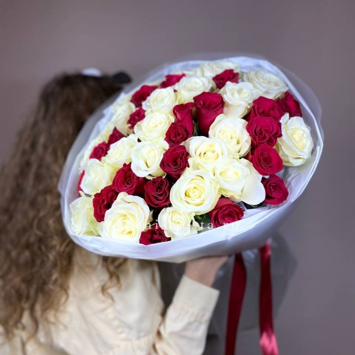 Букет из красных белых 45 роз в Ханты-Мансийске