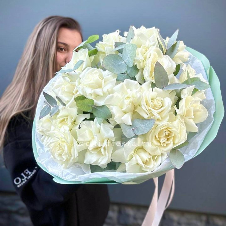 19 Белых французских роз "Ноте бьянке" в Ханты-Мансийске