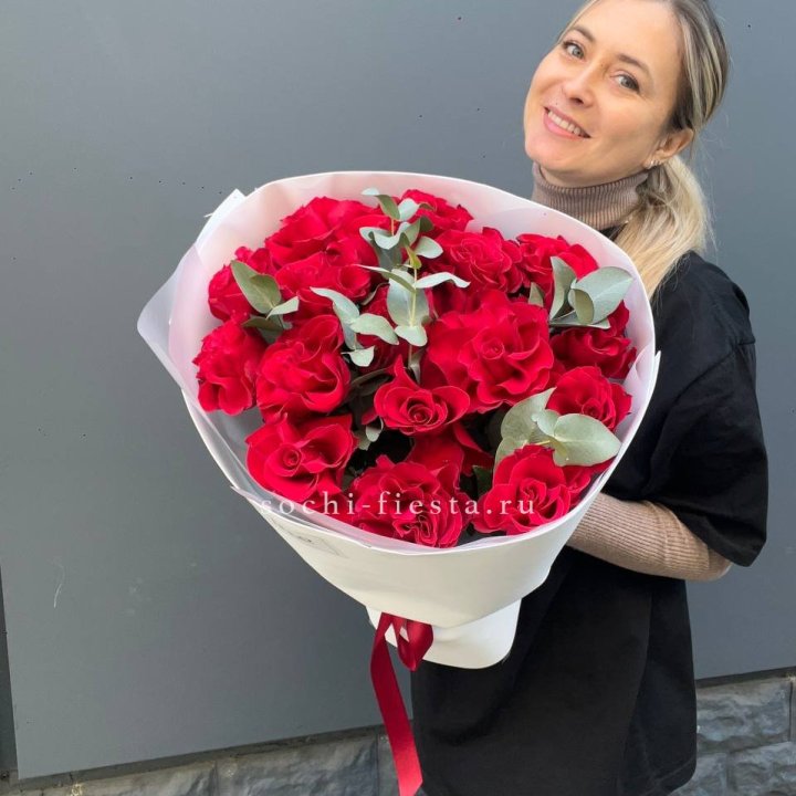 17 Красных французских роз в Ханты-Мансийске