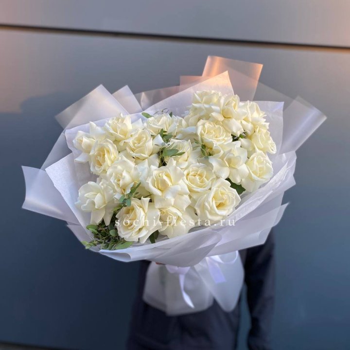 Пышный букет из белых роз в Ханты-Мансийске