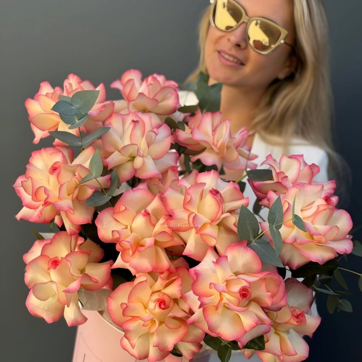 15 французских  роз Джумилия в боксе с доставкой в Ханты-Мансийске