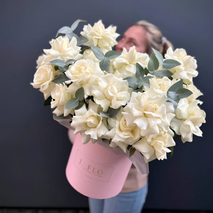 25 Французских белых роз в боксе в Ханты-Мансийске