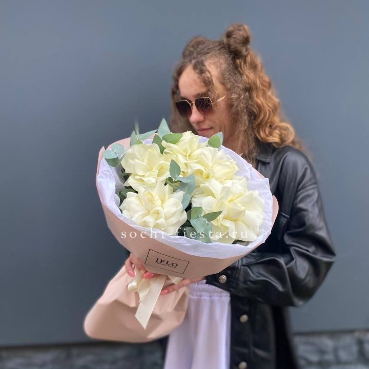 5 Белых французских роз в Ханты-Мансийске