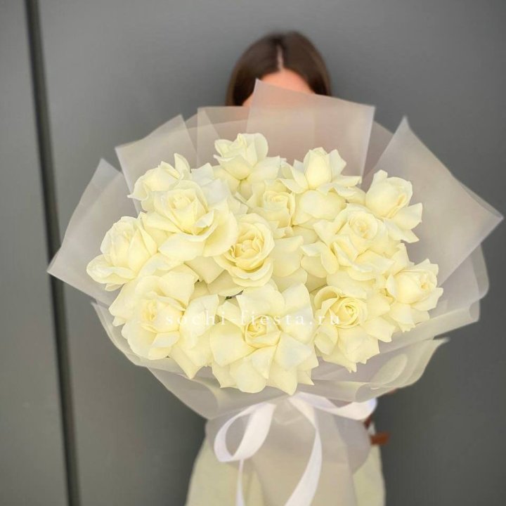 13 белых роз в Ханты-Мансийске