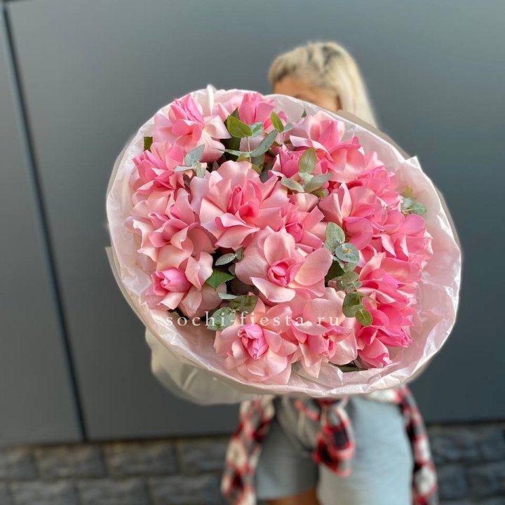 17 розовых роз в Ханты-Мансийске