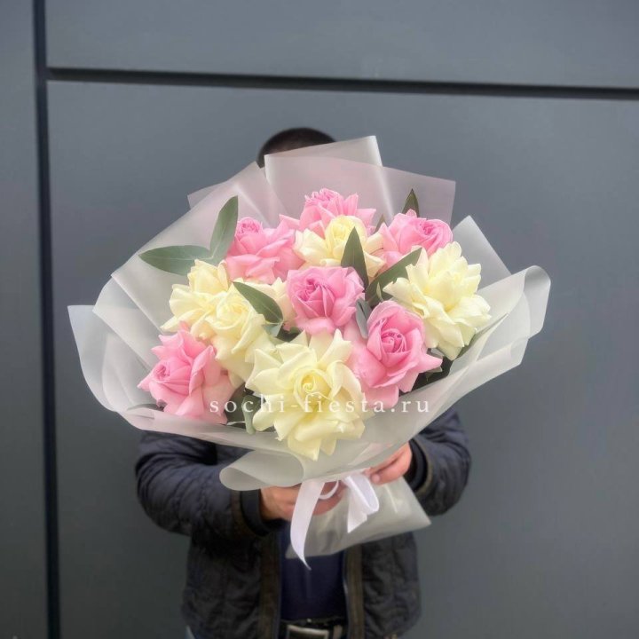 11 бело-розовых роз с доставкой в Ханты-Мансийске