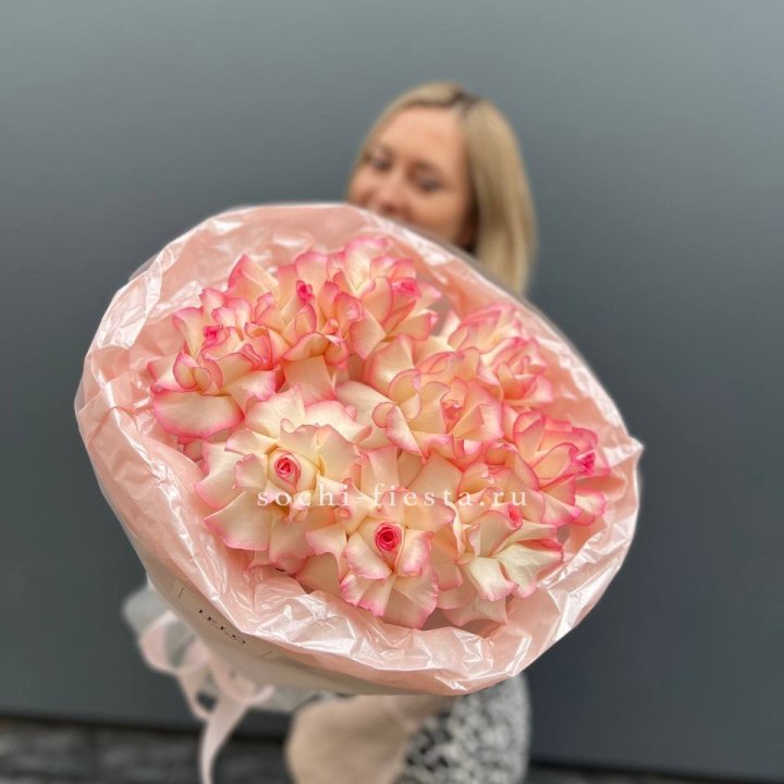 9 французских роз Джумилия в нежном оформлении в Ханты-Мансийске