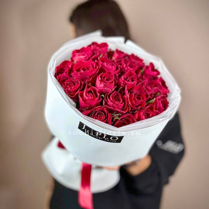 Букет красных роз мадам ред в Ханты-Мансийске
