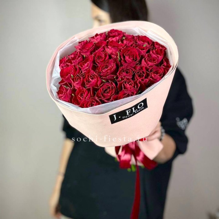 35 кенийских роз в Ханты-Мансийске