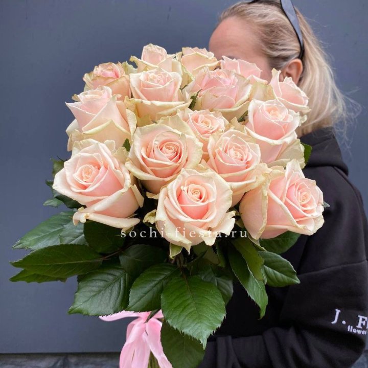 15  кремовых высоких роз с доставкой в Ханты-Мансийске