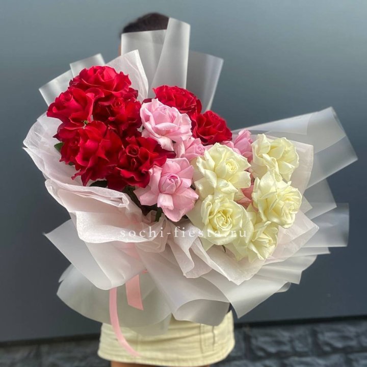Микс из 17 роз в Ханты-Мансийске
