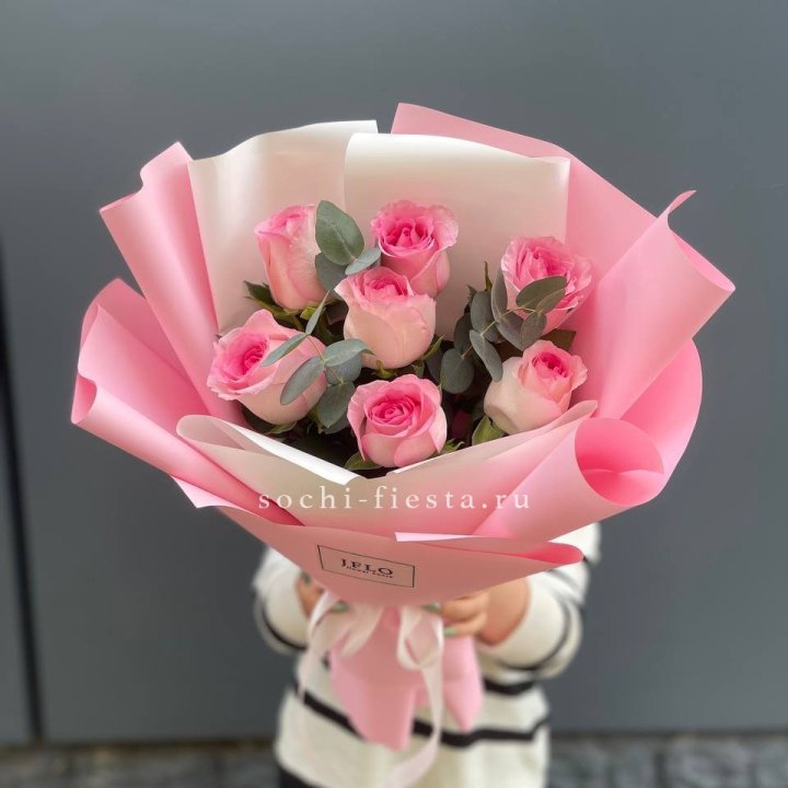 7 роз с эвкалиптом с доставкой в Ханты-Мансийске