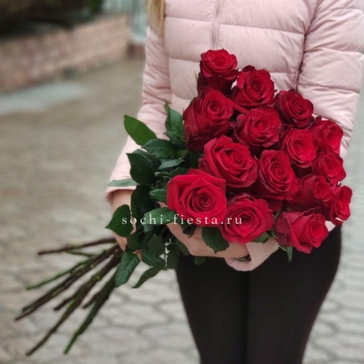 15 высоких красных роз в Ханты-Мансийске