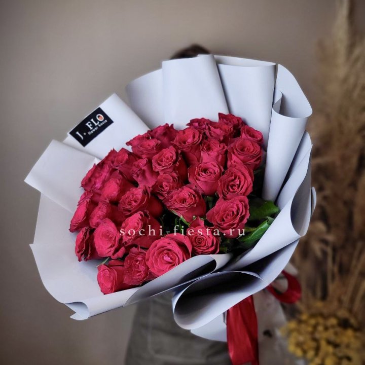Красные розы 33 шт в Ханты-Мансийске
