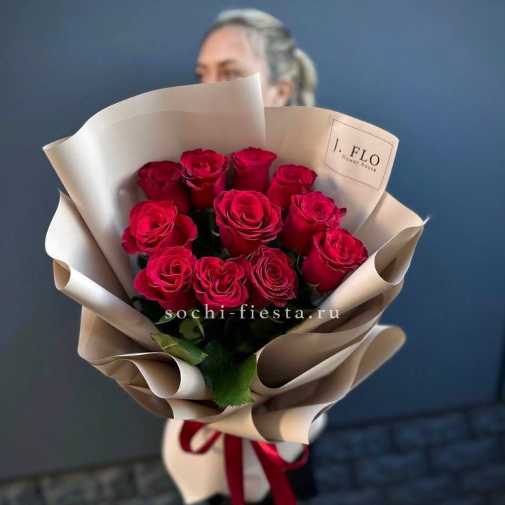 Букет красных роз "Наоми" с доставкой в Ханты-Мансийске