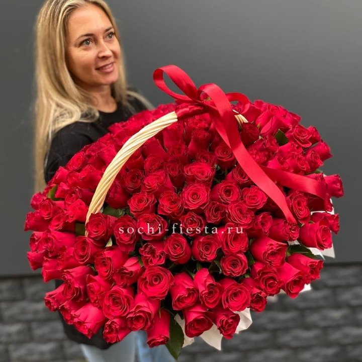 151 красная  роза в корзине в Ханты-Мансийске