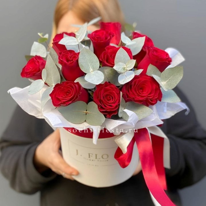 11 роз в шляпной коробке в Ханты-Мансийске