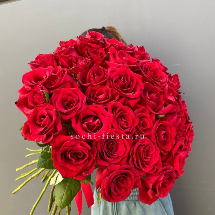 35 красных роз под ленту с доставкой в Ханты-Мансийске