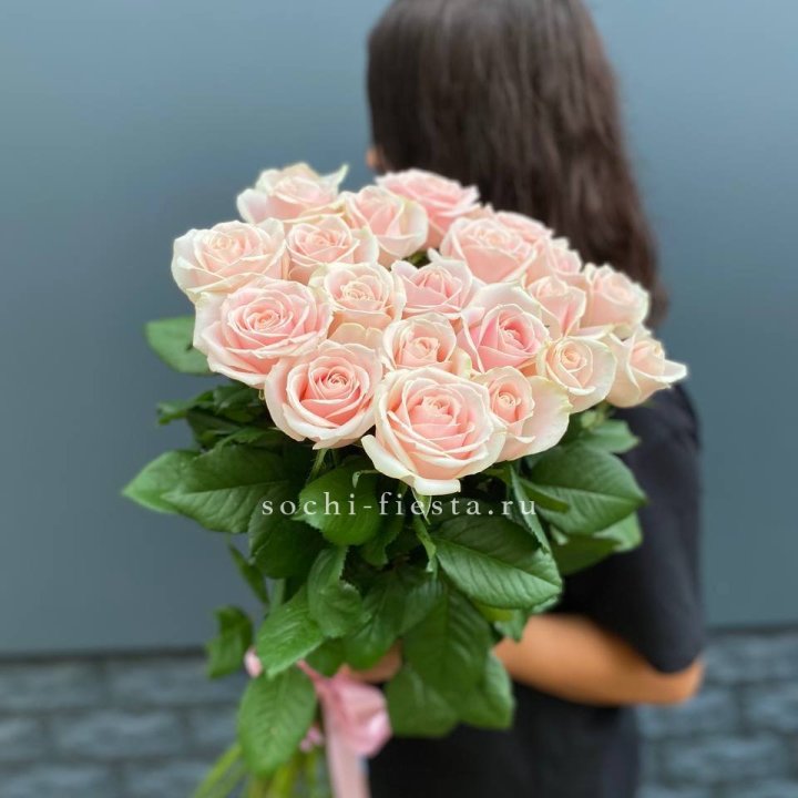 Высокие розовые розы в Ханты-Мансийске