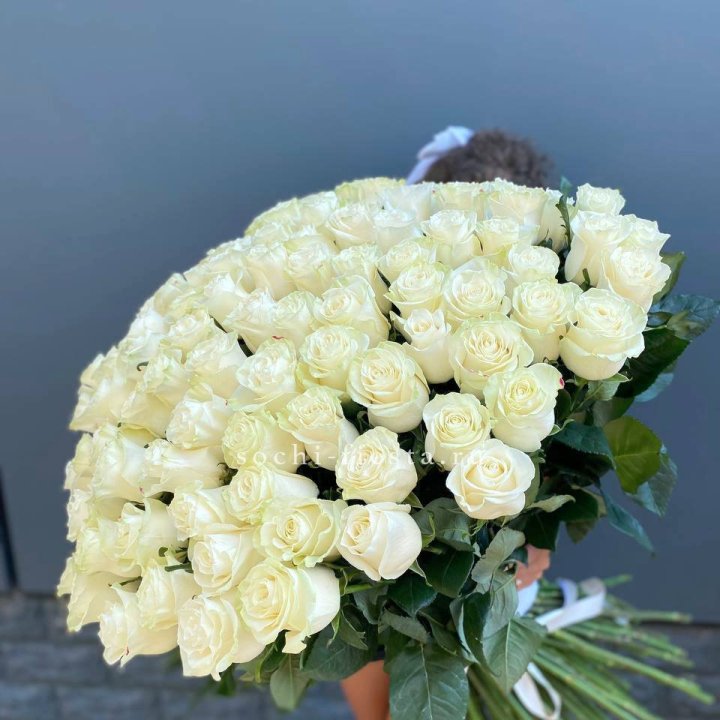 101 белая высокая роза в Ханты-Мансийске