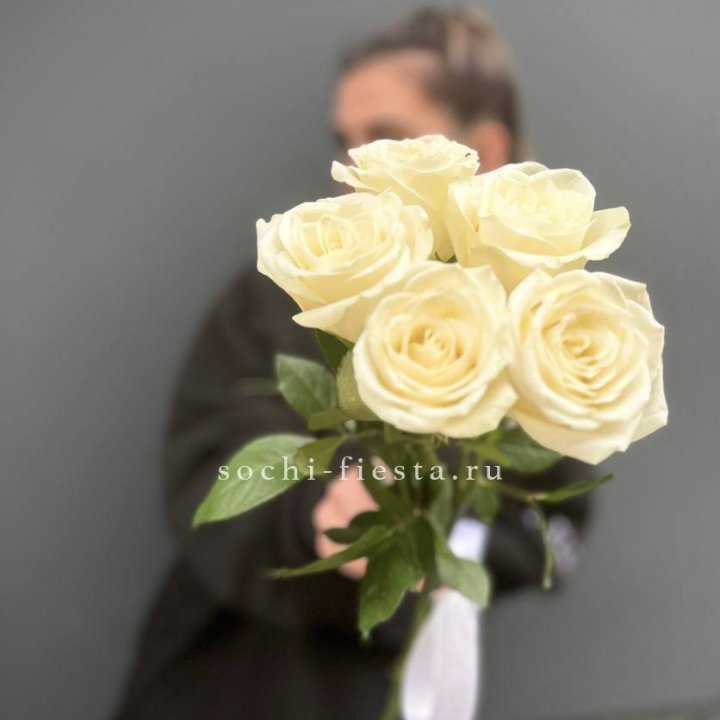 Букет 5 белых роз  в Ханты-Мансийске