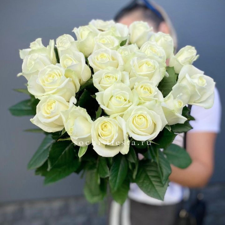 Голландские розы белые 25 с доставкой в Ханты-Мансийске