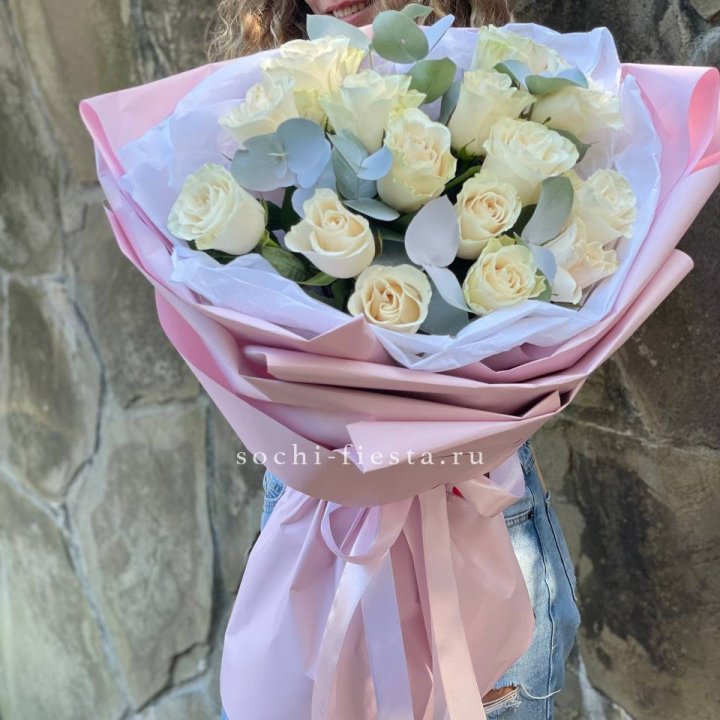 Белые розы в авторском оформлении с доставкой в Ханты-Мансийске