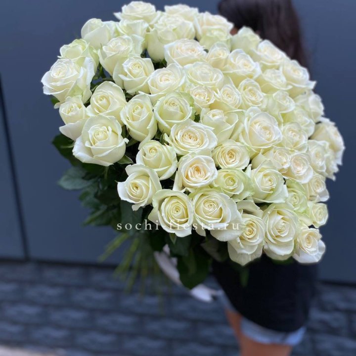 51 белоснежная высокая роза с доставкой в Ханты-Мансийске