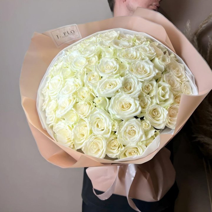 51 белая  роза в оформлении в Ханты-Мансийске