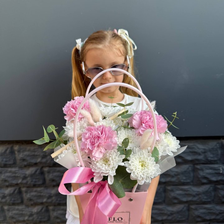 Сумочка из стойких хризантем и диантуса в Ханты-Мансийске