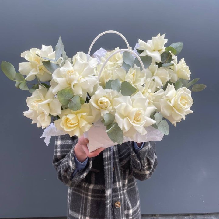 15 белых роз в сумочке в Ханты-Мансийске