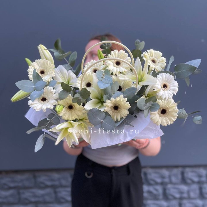 Сумочка лилии и герберы в Ханты-Мансийске